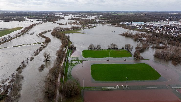 Der Fluß Lippe ist über das Ufer getreten und hat zwei Fußballplätze in Lippstadt mit Wasser umspült. - © Friso Gentsch/dpa
