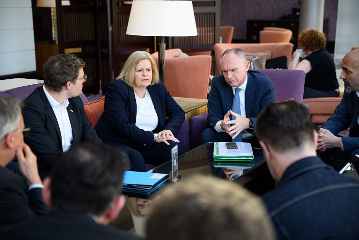 Nancy Faeser (SPD), geschäftsführende Bundesministerin für Inneres und Heimat, und Gerhard Karner (ÖVP), Innenminister von Österreich, informieren in einem Hotel in Amman die Mitglieder ihrer Delegationen über den Abbruch ihrer Reise nach Damaskus. - © Bernd von Jutrczenka/dpa