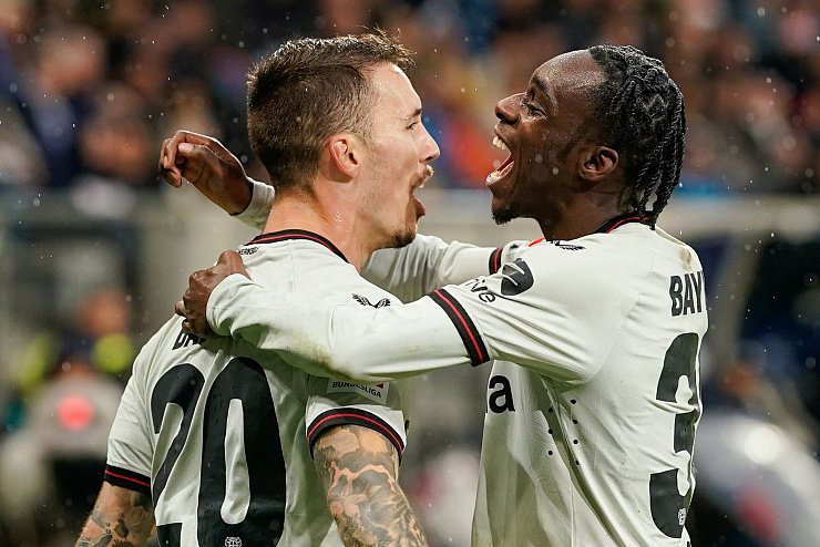 Bereiten Leverkusen viel Freude: Grimaldo und Frimpong. - © Uwe Anspach/dpa