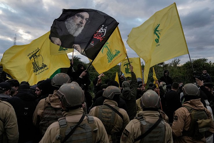 Anhänger der Hisbollah protestieren laut Medien gegen die Streichung eines Fluges aus dem Iran. (Archivbild) - © Bilal Hussein/AP/dpa