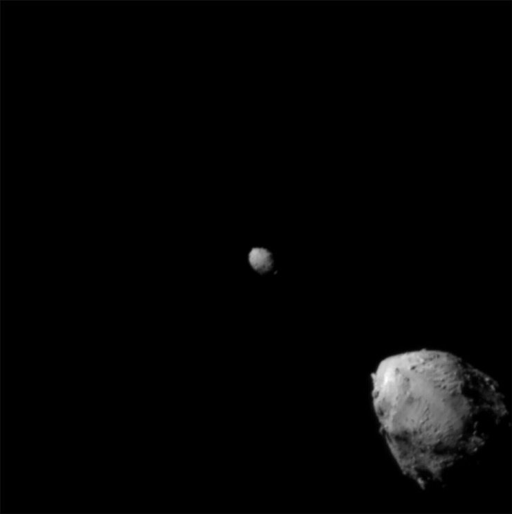 Der Asteroid Didymos (r) wird von dem kleineren Asteroiden Dimorphos umkreist - kurz vor dem Aufprall der «Dart»-Sonde. (Archivbild) - © ---/NASA/Johns Hopkins APL/dpa