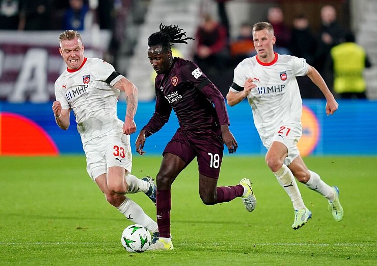 In der ersten Halbzeit hatten die Heidenheimer mit den Hearts große Probleme. - © Jane Barlow/PA Wire/dpa