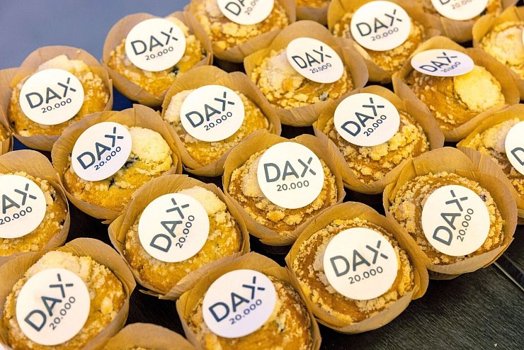 Muffins mit der Aufschrift «Dax 20.000» liegen in der Frankfurter Börse aus. - © Helmut Fricke/dpa