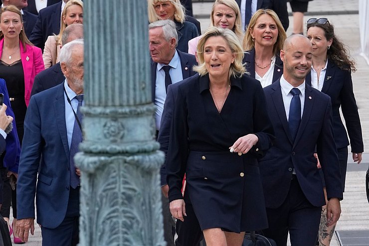 Le Pens Partei steht so stark da wie nie. (Archivbild) - © Michel Euler/AP