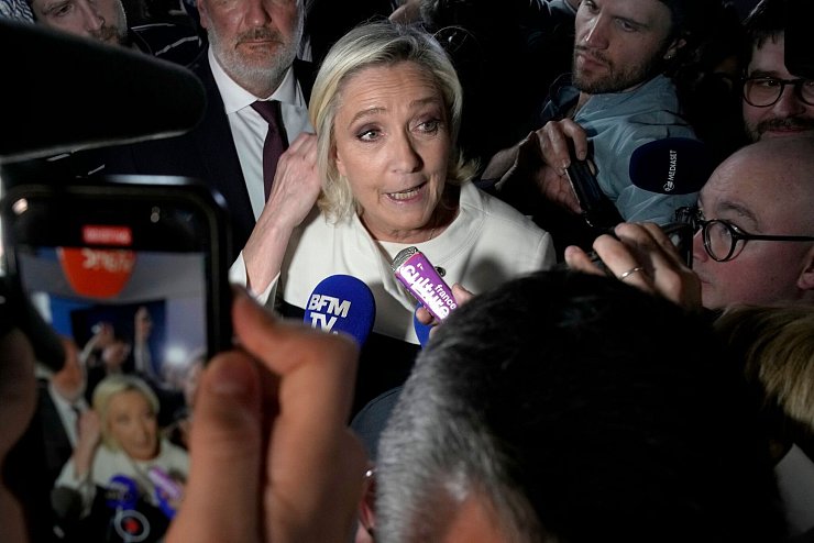 Schon seit Jahren belastet die Affäre Le Pen und ihre Partei. (Archivbild) - © Louise Delmotte/AP