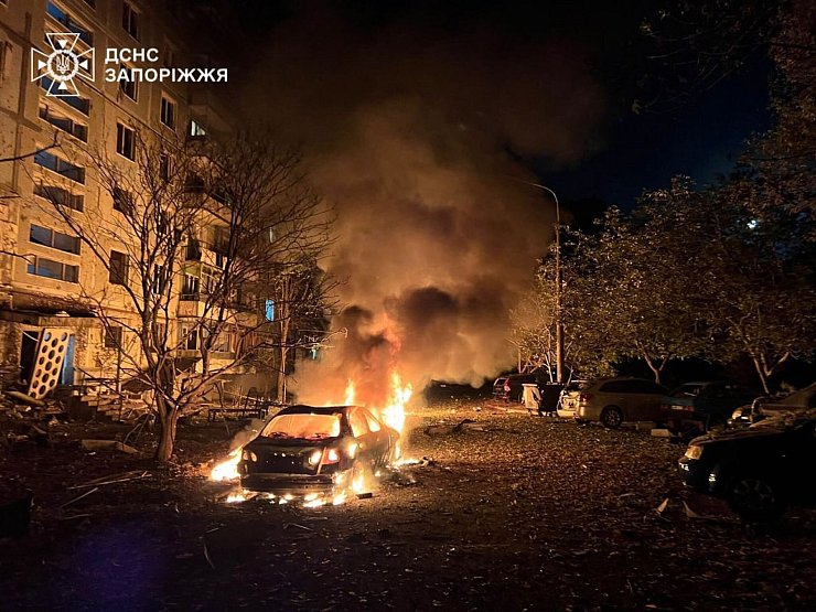 Nach ukrainischen Angaben setzte Moskau mehr als 50 Raketen und Marschflugkörper sowie rund 500 Drohnen ein. - © Uncredited/Ukrainian Emergency Service/AP/dpa