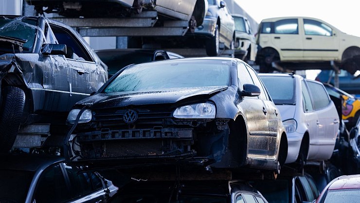 Jedes Jahr werden tausende Fahrzeuge unerlaubt abgestellt - und es werden immer mehr. (Archivbild) - © Rolf Vennenbernd/dpa