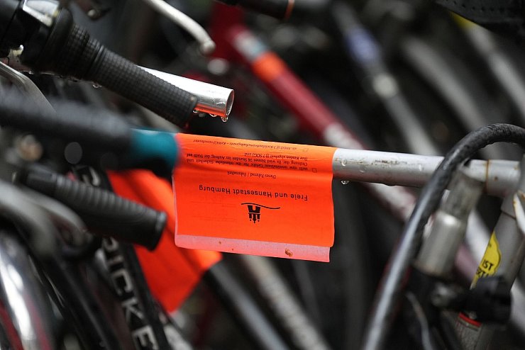 Eine letzte Warnung: Wer diese Markierung sieht, kann sein Rad noch entfernen. (Archivbild) - © Marcus Brandt/dpa