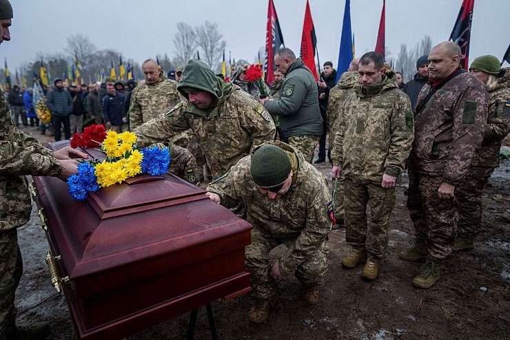 Auch die Ukraine hat hohe Verluste. (Archivbild) - © Evgeniy Maloletka/AP/dpa