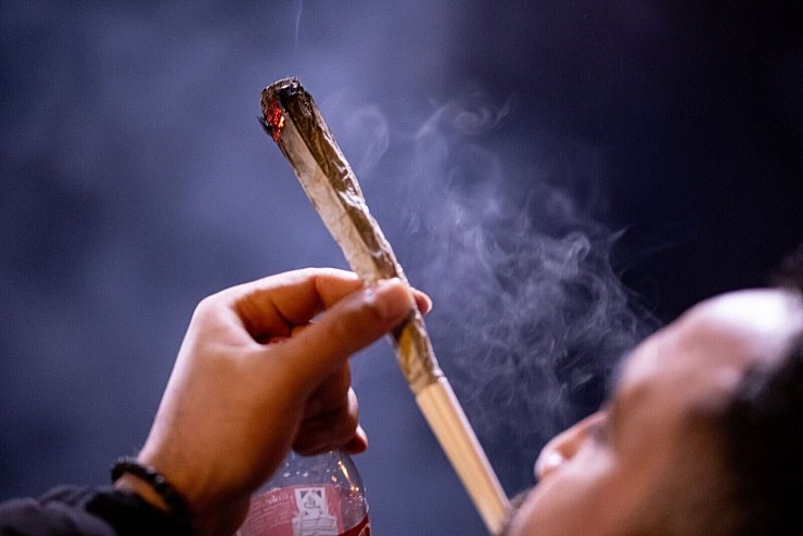 Wer 18 Jahre oder älter ist, darf zu Hause bis zu 50 Gramm aufbewahren und draußen maximal 25 Gramm mit sich führen. - © Fabian Sommer/dpa