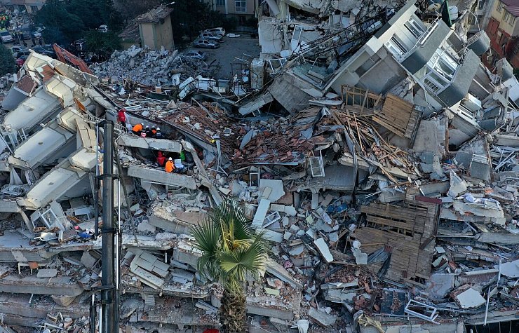 Von Trümmern eingeschlossen: Bei dem Erdbebenunglück im türkisch-syrischen Grenzgebiet im Jahr 2023 kamen über 50.000 ums Leben (Archivbild). - © Hussein Malla/AP/dpa