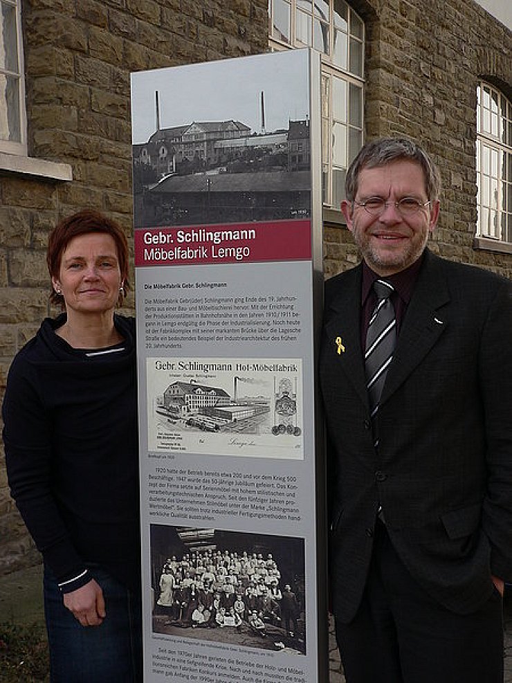Geschäftsbereichsleiterin Annette Paschke-Lehmann (links) und Bürgermeister Dr. Reiner Austermann (rechts) besichtigen die neue Stele. - © Foto: privat