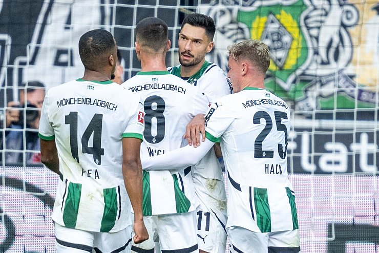 Tim Kleindienst (2. v. r) wird von seinen Mitspielern gefeiert. - © David Inderlied/dpa
