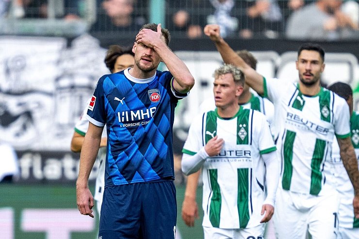 Faust nach oben: Tim Kleindienst (r.) hat gerade viel Grund zur Freude. - © David Inderlied/dpa