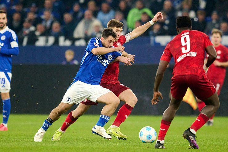 Die Zuschauer auf Schalke sahen viele packende Zweikämpfe zwischen Schalke und Kaiserslautern. - © Bernd Thissen/dpa