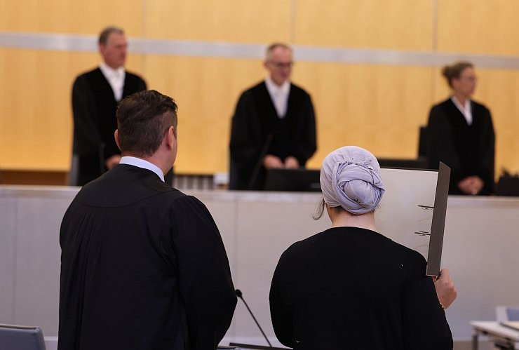 Die Frau soll auch bei der Beschaffung von militärischer Ausrüstung für den IS geholfen haben. - © David Young/dpa