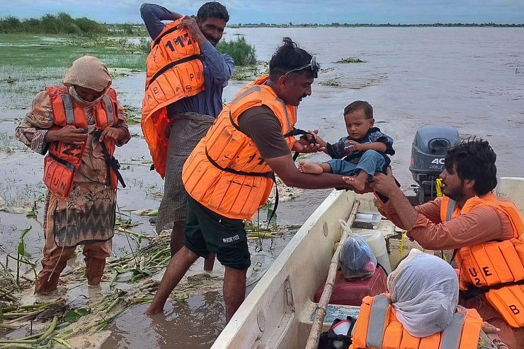 Die Evakuierungen könnten in den kommenden Tagen weitergehen. (Foto Handout) - © Uncredited/Pakistan\\\'s National Disaster Management Authority via AP/dpa
