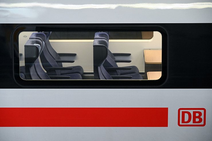 So leer sind die Fernzüge der Bahn selten. Eine Platzreservierung ist oft sinnvoll. - © Uwe Zucchi/dpa