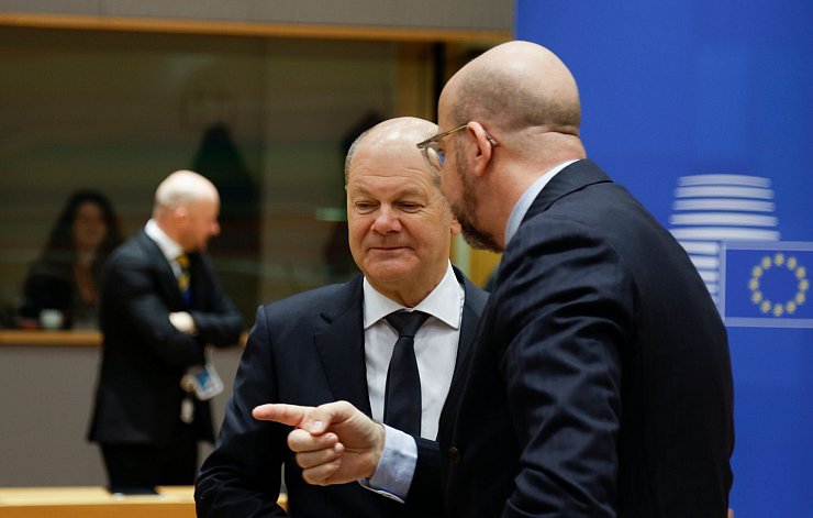 Bundeskanzler Olaf Scholz im Gespräch mit EU-Ratspräsident Charles Michel. - © Omar Havana/AP