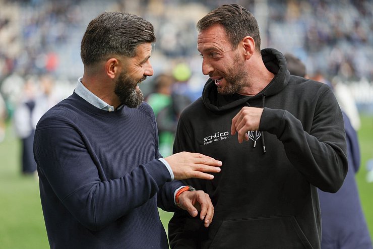 Trainer Miron Muslic (FC Schalke 04, l) und Trainer Mitch Kniat (Arminia Bielefeld, r). - © Friso Gentsch/dpa