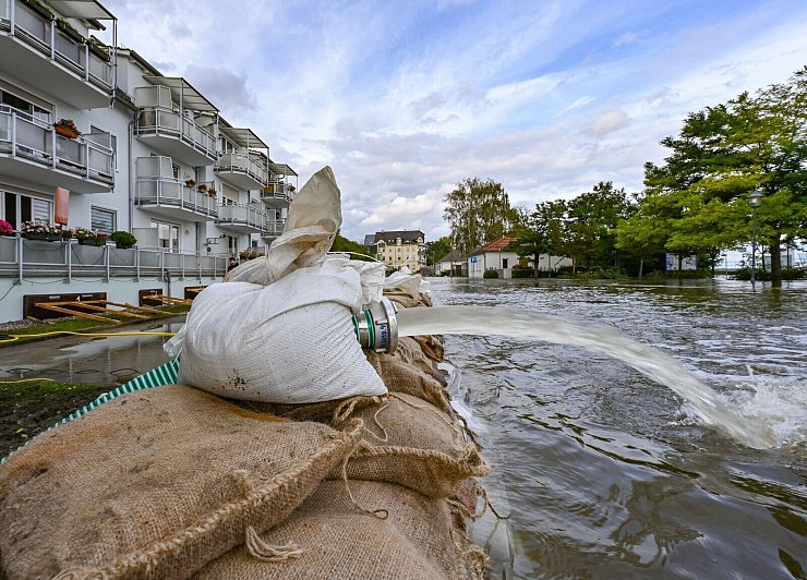 In Eisenhüttenstadt sollen Sandsack-Barrieren Häuser schützen. - © Patrick Pleul/dpa