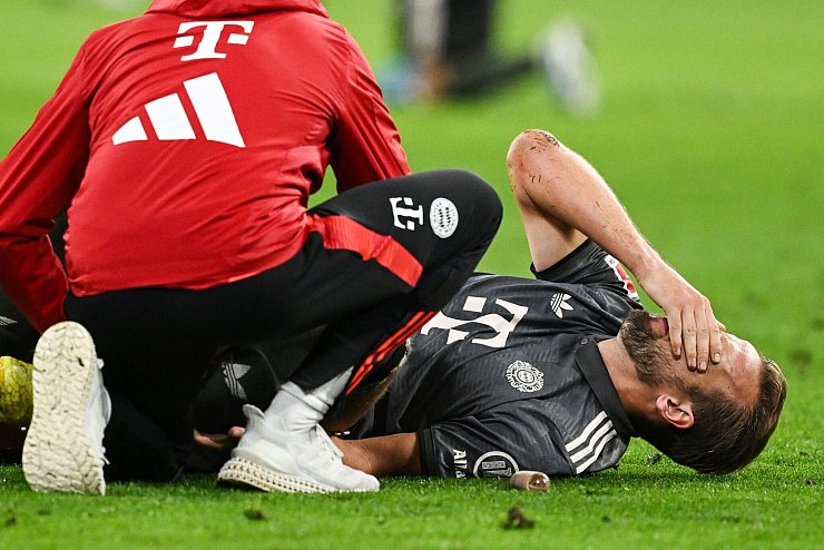 Bayern-Star Harry Kane muss nach einem Zweikampf ausgewechselt werden. - © Sven Hoppe/dpa