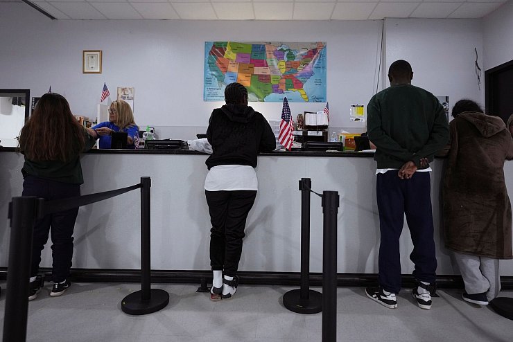 Die Regierung des künftigen US-Präsidenten Donald Trump plant rasche Abschiebungen von Migranten ohne gültige Papiere - © Eric Gay/AP/dpa