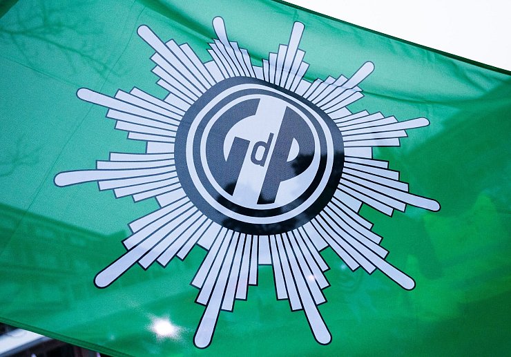 Die Gewerkschaft der Polizei (GdP) sagt, ohne mehr Personal seien die Grenzkontrollen auf dem aktuellen Niveau nicht lange durchzuhalten. (Symbolbild) - © Christophe Gateau/dpa