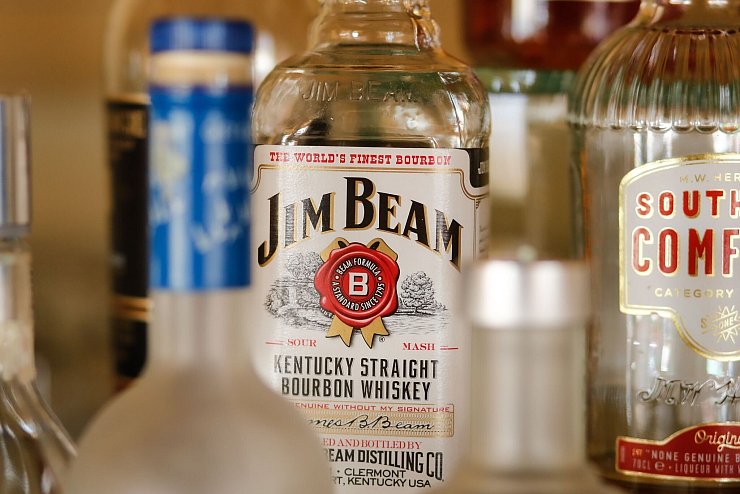 Schlecht für Spirituosen-Liebhaber: US-amerikanischer Whiskey könnte wegen EU-Zöllen teurer werden. (Archivbild) - © Gerald Matzka/dpa-Zentralbild/ZB