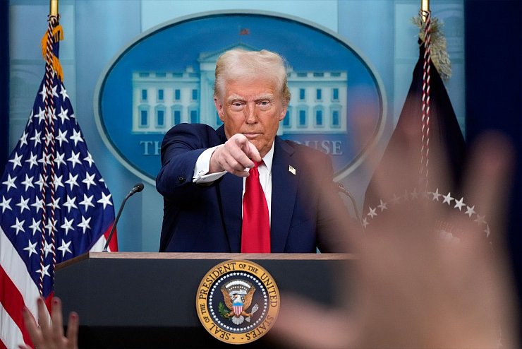 Trump zeigt derweil auf andere und bezeichnete zuletzt den ukrainischen Präsidenten als «Diktator». (Archivbild) - © Alex Brandon/AP/dpa