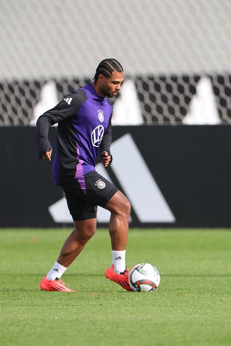 Mit Elan und Ball am Fuß beim Training: Serge Gnabry. - © Daniel Löb/dpa