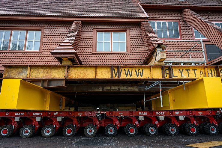 Das 672 Tonnen schwere Gebäude rollt langsam durch die Stadt. - © Malin Haarala/AP/dpa