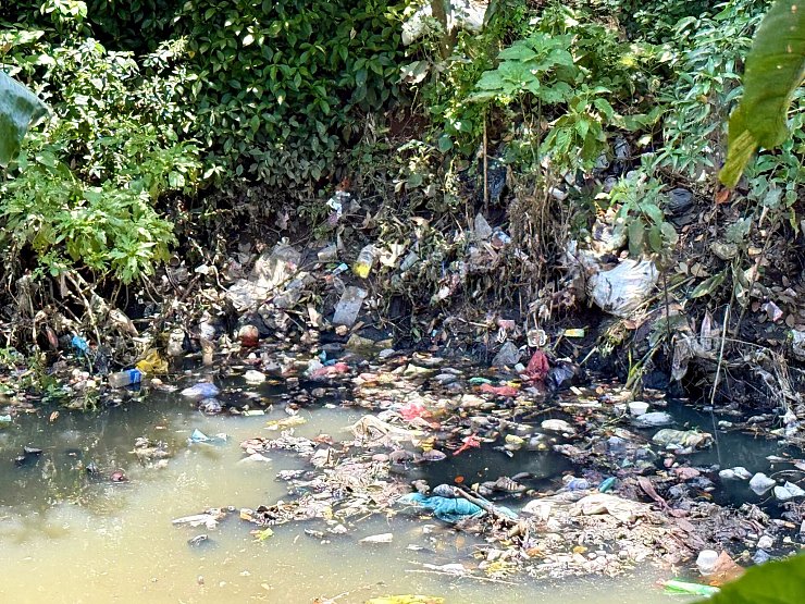 Kaum noch identifizierbarer Unrat treibt vielerorts im Fluss Citarum. - © Carola Frentzen/dpa