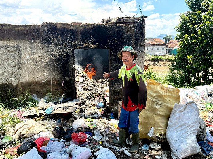 In ländlichen Gebieten Südostasiens gibt es kaum Müllabfuhr oder Recycling. Viele Anwohner verbrennen den Müll selbst in kleinen Verschlägen. - © Carola Frentzen/dpa