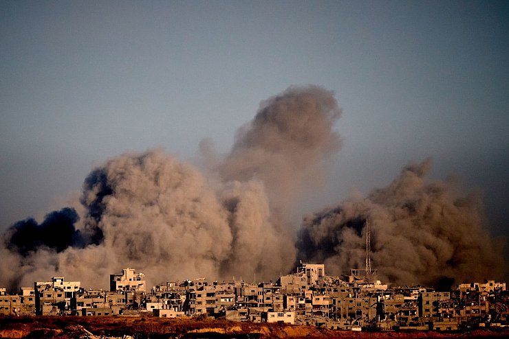 Nach zwei Jahren Krieg sind große Teile des Gazastreifens zerstört. - © Emilio Morenatti/AP/dpa