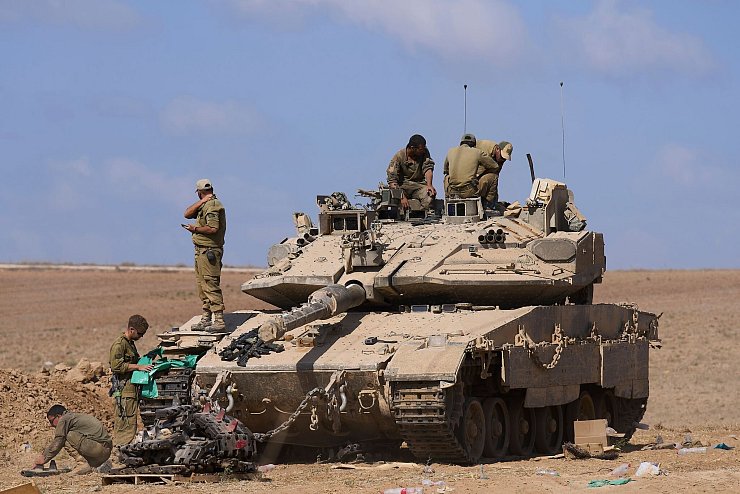 Die israelischen Streitkräfte sollen sich hinter eine vereinbarte Linie zurückziehen. (Archivbild) - © Ariel Schalit/AP/dpa