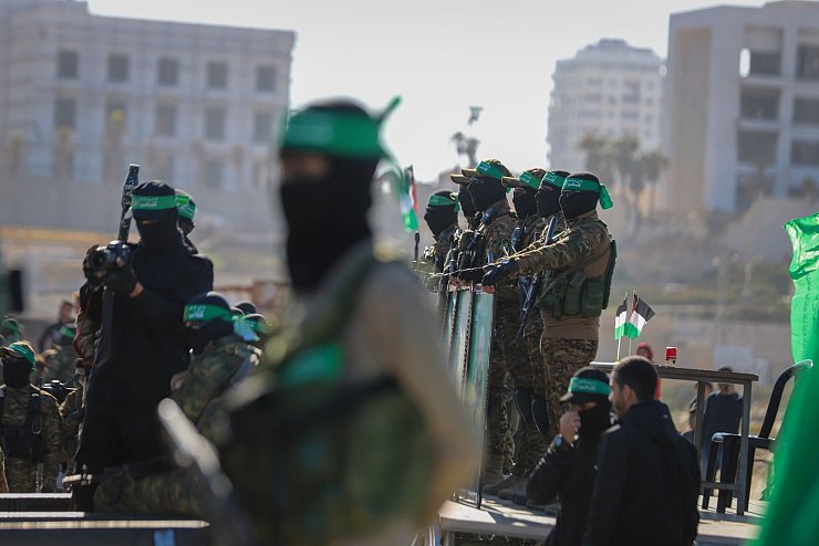 Die Hamas soll alle Geiseln freilassen. (Archivbild) - © Mohammed Hajjar/AP/dpa