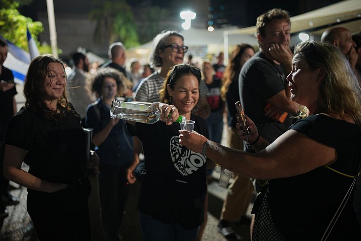 In Tel Aviv wurde bereits gefeiert. - © Emilio Morenatti/AP/dpa