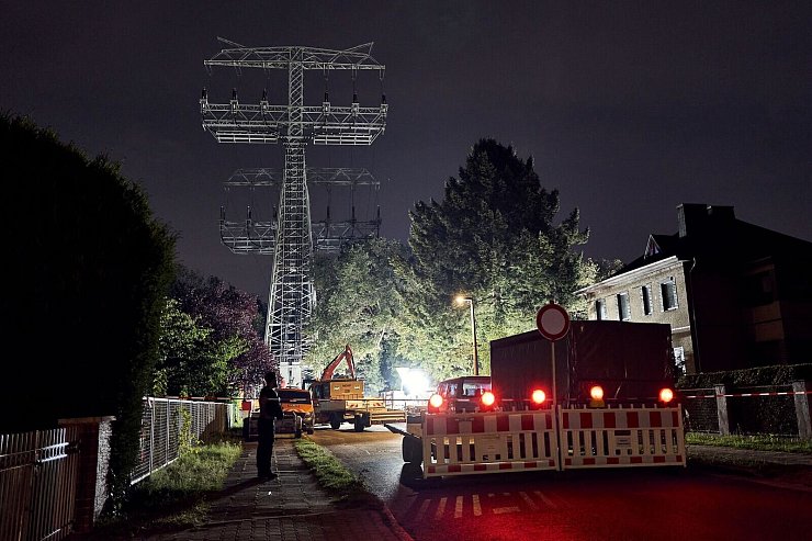 Reparaturarbeiten in Berlin an einem beschädigten Strommast. (Archivbild) - © Michael Ukas/dpa