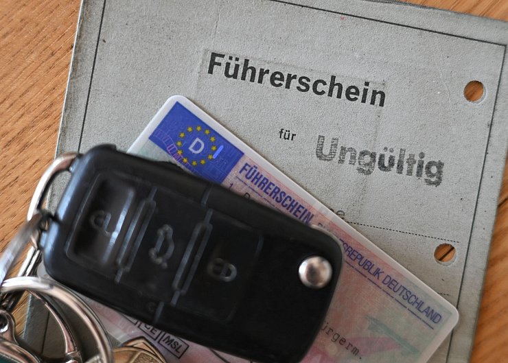 Bürgerinnen und Bürger müssen künftig damit rechnen, ihre Fahrerlaubnis unionsweit zu verlieren. - © Arne Dedert/dpa/dpa-tmn