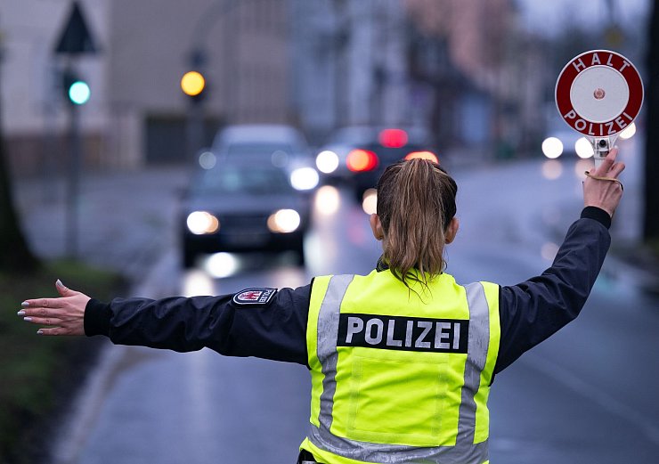 Die EU-Verkehrsminister wollen einen Führerscheinentzug künftig in der gesamten Europäischen Union durchsetzen. (Symbolbild) - © Soeren Stache/dpa