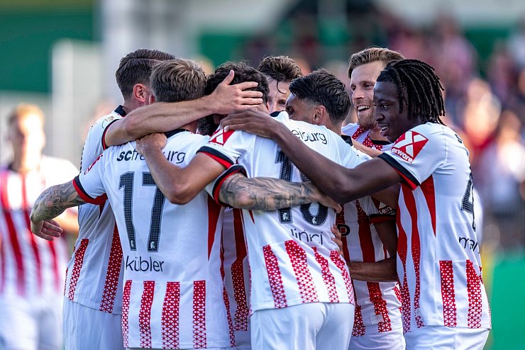 Freiburg feiert das Tor zum 1:0. - © David Inderlied/dpa