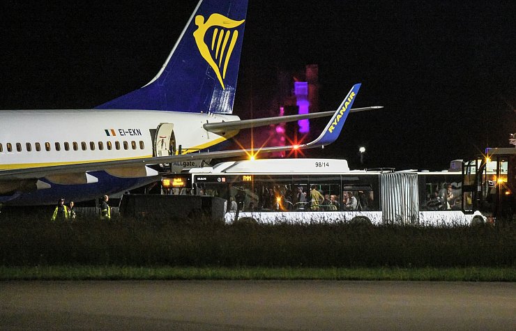 Das Unwetter über Süddeutschland zwang eine Ryanair-Maschine zum außerplanmäßigen Stopp. - © Jason Tschepljakow/dpa/dpa-tmn
