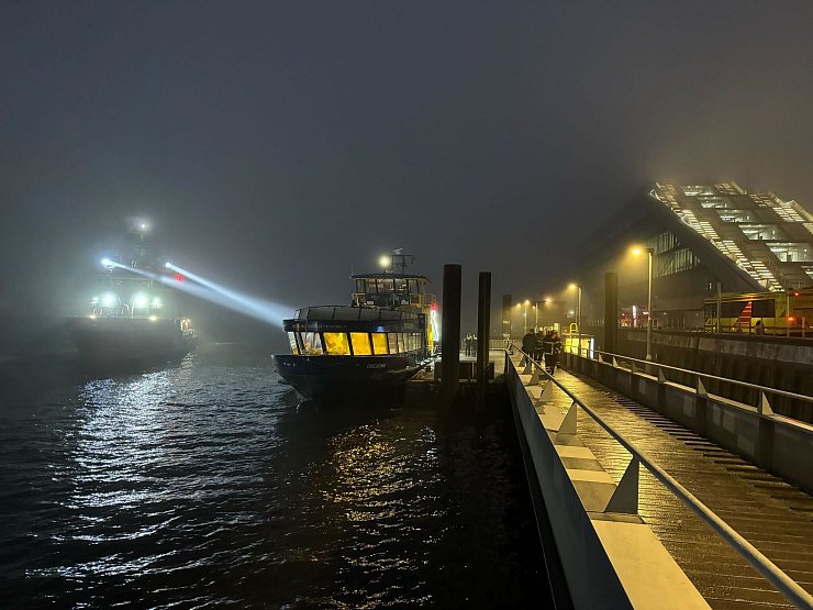 Bei einem Schiffsunfall auf der Elbe ist ersten Erkenntnissen zufolge auch ein Mensch lebensgefährlich verletzt worden. - © Jonas Walzberg/dpa