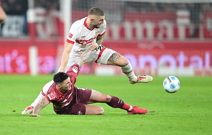 Jeff Chabot (oben) und der VfB konnten Benjamin Sesko nicht am 0:1 hindern. - © Bernd Weißbrod/dpa