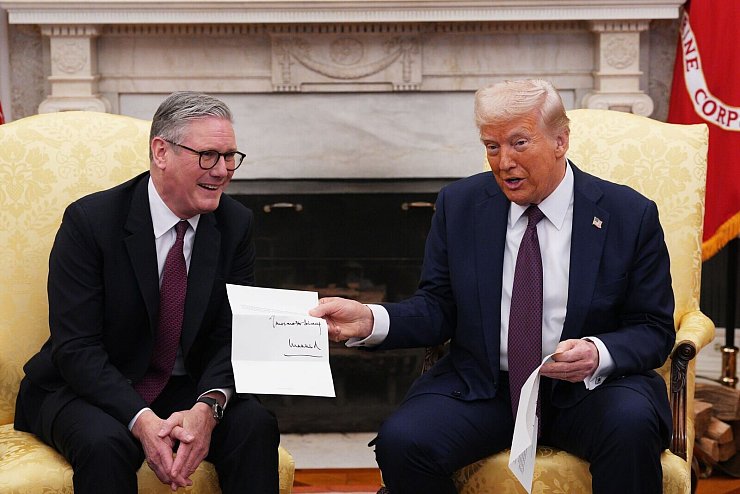 Starmer übergab Trump eine Einladung von König Charles III. nach Großbritannien. - © Carl Court/PA Wire/dpa