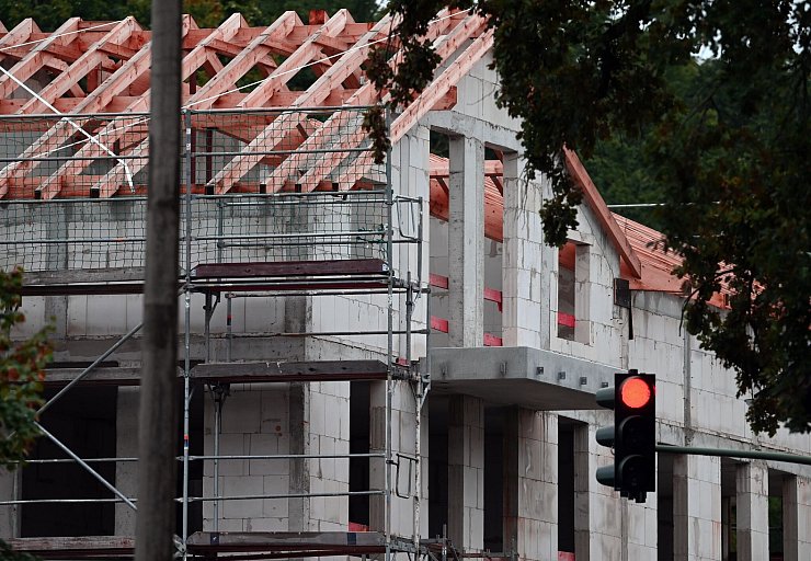 Für dieses Jahr geht die Baubranche von 230.000 bis 250.000 neuen Wohnungen aus. Die Ampel hatte sich allerdings 400.000 neue Wohnungen pro Jahr als Ziel vorgenommen. - © Carla Benkö/dpa