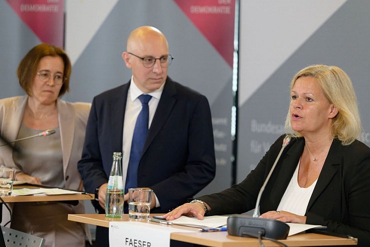 Geleitet wird das Bundesamt für Verfassungsschutz aktuell von den Vizepräsidenten Silke Willems und Sinan Selen. Wer die Behörde künftig leiten soll, entscheidet die neue Bundesregierung. (Archivfoto) - © Henning Kaiser/dpa