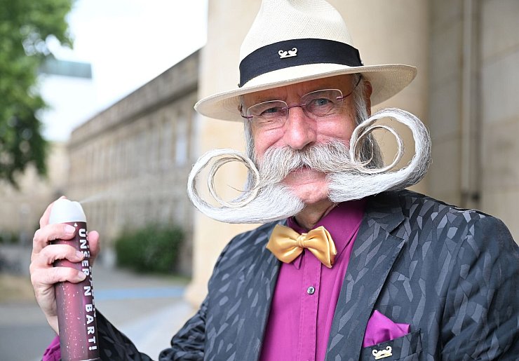 30 Minuten am Tag investiert der 68-Jährige in sein Bart-Styling. - © Bernd Weißbrod/dpa