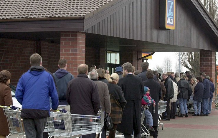Schlangestehen für einen Aldi-PC. (Archivbild) - © Martin Gerten/dpa